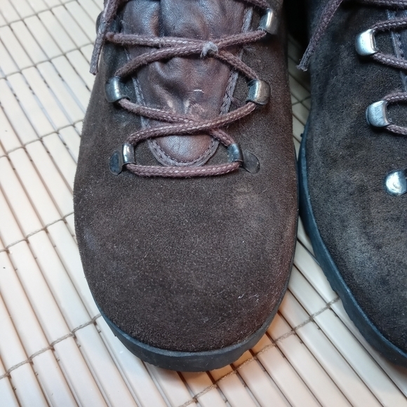 Trotters women's brown suede Vibram lug sole lace boot. A24pm - Picture 9 of 10